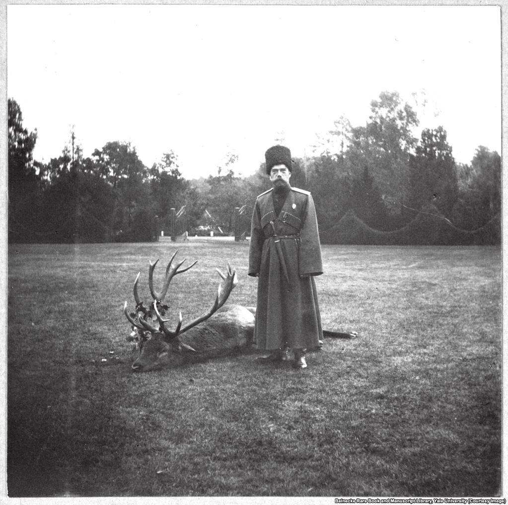 Sa hoàng Nicholas II chụp ảnh bên xác một con nai ở Spala.