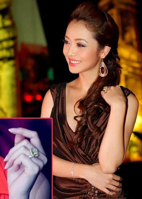 Sau đổ vỡ với Quang Dũng, Jennifer Phạm đã tái hôn với doanh nhân Đức Hải. Trước khi cưới, cô đã nhận lời cầu hôn của doanh nhân điển trai. Chiếc nhẫn tinh xảo đẹp tựa bông mai vàng được được thiết kế tinh xảo với hình bông hoa, được làm từ vàng và bạch kim.