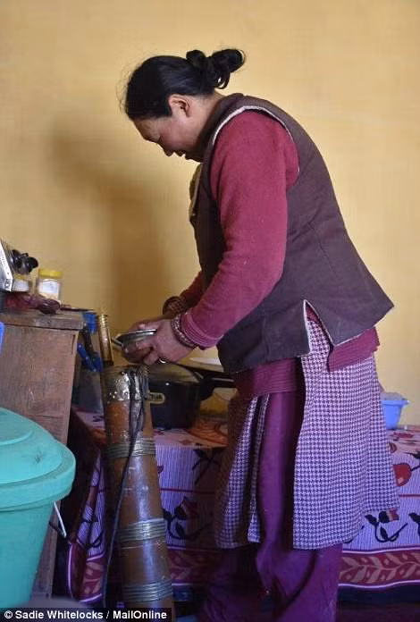 Dân làng Rumbak chỉ có thể sử dụng điện 3 giờ/ngày, từ 8h tối - 11h tối.