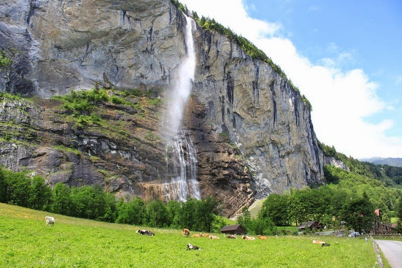 Thác nước nổi tiếng nhất ở Lauterbrunnen chính là Staubbach. Dòng nước tại đây lao xuống từ vách đá có độ cao gần 300m. Đây cũng là một trong những thác có chiều cao đổ nước liên tục cao nhất châu Âu.