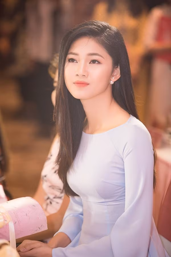 Á hậu Ngô Thanh Thanh Tú là cử nhân chuyên ngành Luật quốc tế của Trường Học viện Ngoại giao. Hiện cô là thành viên của Hội Luật quốc tế Việt Nam. Thanh Tú sử dụng thành thạo tiếng Anh và có thể giao tiếp cả bằng tiếng Pháp, tiếng Nhật. Mục tiêu phấn đấu của mỹ nhân là bổ sung kiến thức để có thể ứng tuyển vào một vị trí ở Bộ Ngoại giao.