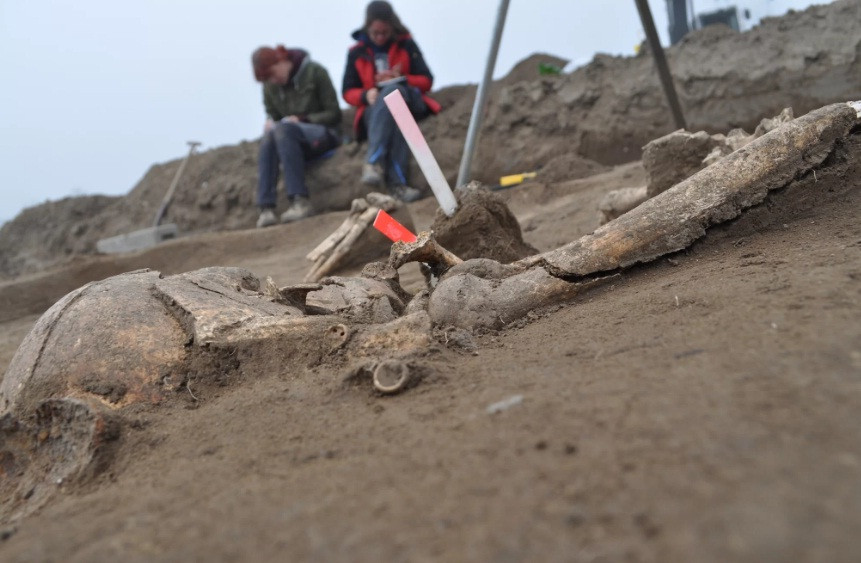 Ngoài hài cốt những người lính tử trận, các nhà khảo cổ còn phát hiện nhiều vỏ đạn pháo, vật dụng cá nhân của họ như cúc áo, lọ đựng thuốc... tại khu vực khảo cổ trên.