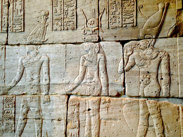 Sau khi băng hà, các pharaoh trải qua quá trình ướp xác và nhiều nghi lễ phức tạp trước khi yên nghỉ trong các lăng mộ hoặc kim tự tháp.