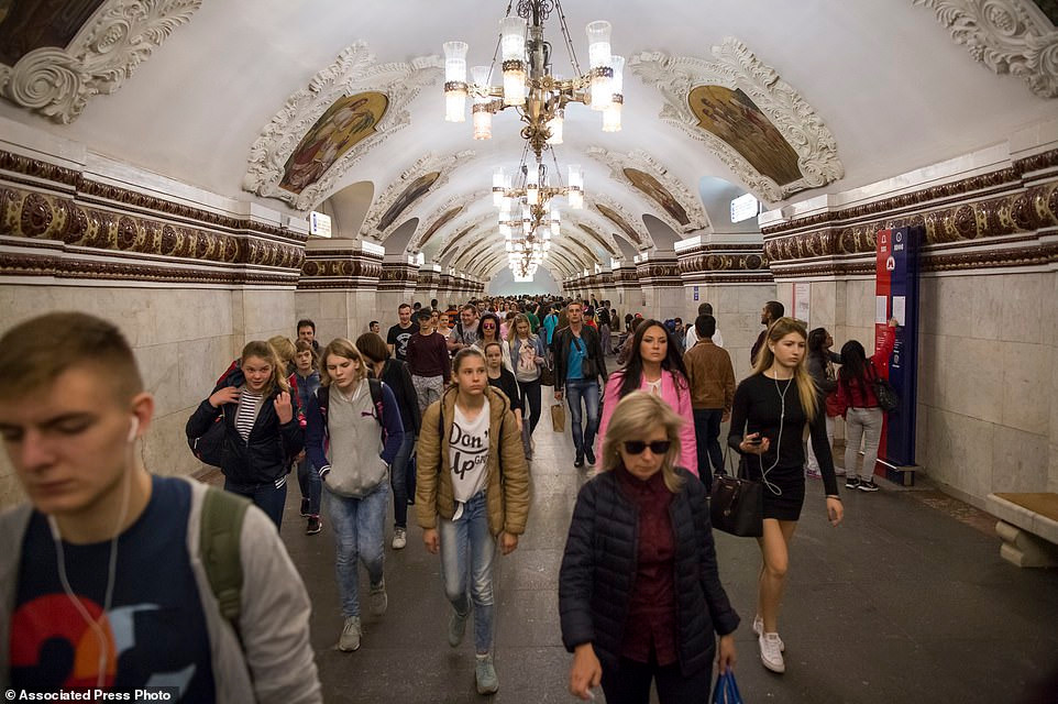 Bức chân dung lãnh tụ Lenin và cuộc cách mạng năm 1905 là hai trong những chủ đề được trang trí phổ biến nhất tại các ga tàu điện ngầm của Nga.