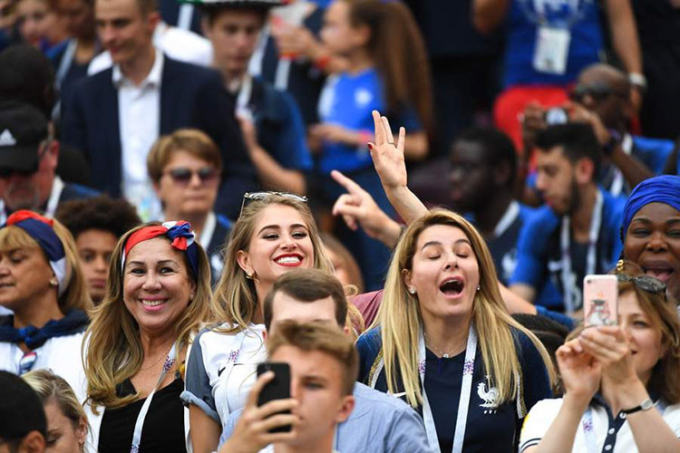 Nụ cười tươi của Maria thu hút ống kính của báo chí. Vẻ ngoài xinh đẹp và sự cuồng nhiệt khiến cô gái 23 tuổi trở thành một trong những nàng WAGs nổi bật nhất trên khán đài.