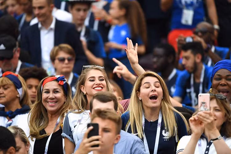 Nụ cười tươi của Maria thu hút ống kính của báo chí. Vẻ ngoài xinh đẹp và sự cuồng nhiệt khiến cô gái 23 tuổi trở thành một trong những nàng WAGs nổi bật nhất trên khán đài.