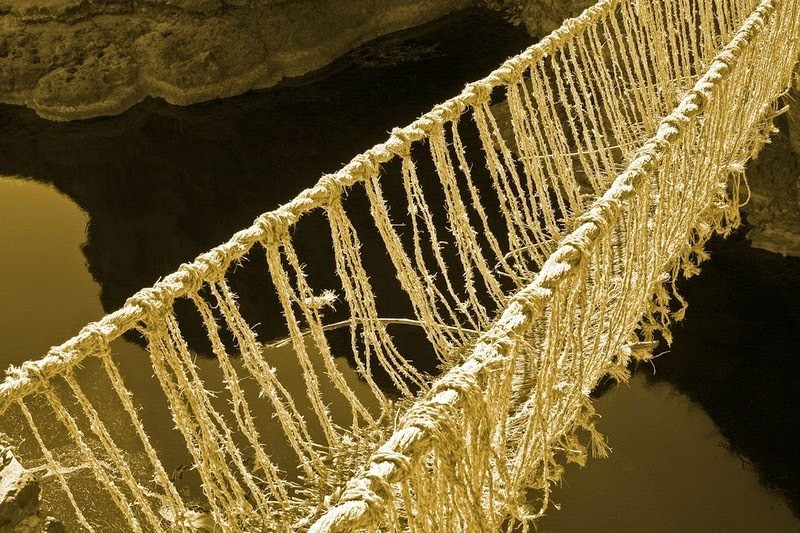 Nhiều người không khỏi bất ngờ khi tận mắt nhìn thấy cây cầu treo Keshwa Chaca được tạo thành từ 5 chiếc dây thừng lớn bện từ cỏ Qoya.