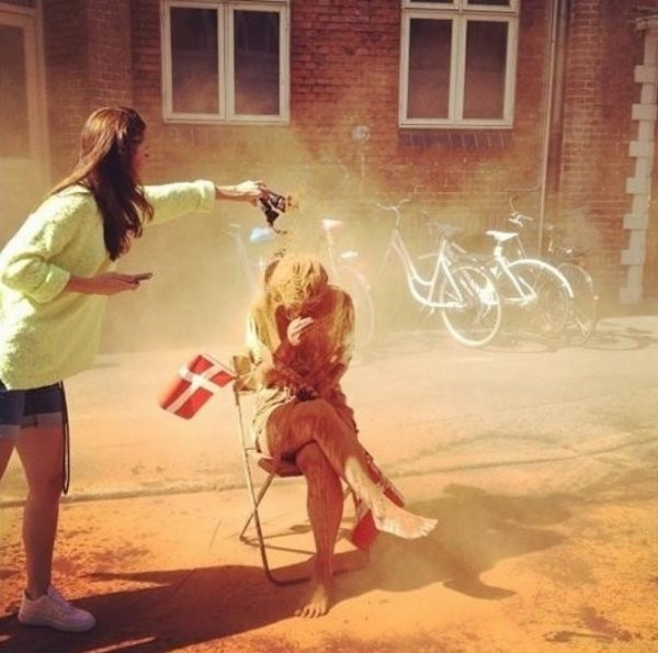 Hình phạt cho người lười yêu. Người Đan Mạch có tập tục rất kỳ lạ, nếu đến 25 tuổi mà bạn vẫn chưa kết hôn, bạn sẽ bị lôi ra đường và đổ bột quế lên người để cầu may mắn.