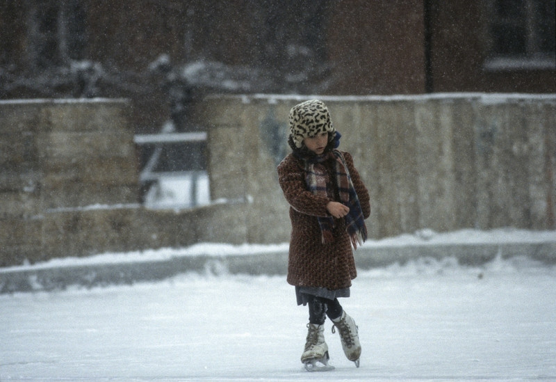 Em bé trổ tài trượt băng.