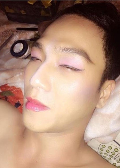 Trang điểm lên thì chồng em cũng "xinh" lắm nhé.