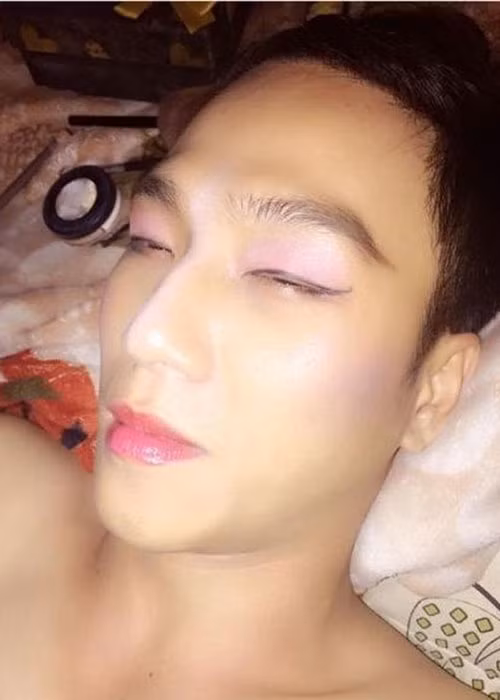 Trang điểm lên thì chồng em cũng "xinh" lắm nhé.