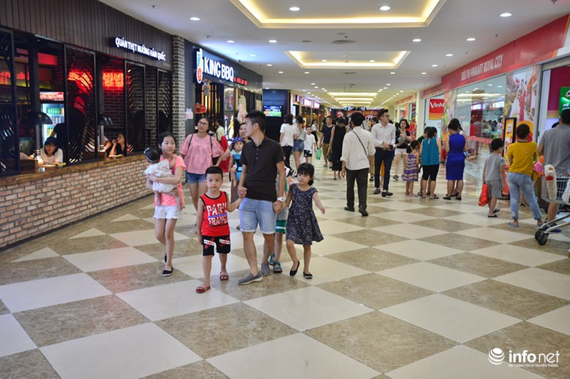 Ghi nhận tại TTTM Royal City lúc 11h30 với lượng người đông nghịt.