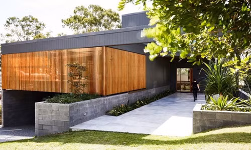 Khung cảnh ngôi nhà nhìn từ bên ngoài. Thay vì dùng tường ngăn cách, kiến trúc sư đã sử dụng mành tre để làm mát và giúp ngôi nhà luôn tràn ngập ánh sáng.