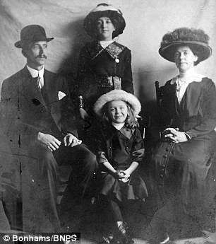 Bà Martha và con gái Winnie là người gốc Ireland. Họ đã chuyển đến Trenton, New Jersey, Mỹ sinh sống. Họ đến thăm người bạn ở Staffordshire nên đã di chuyển bằng tàu Lusitania.