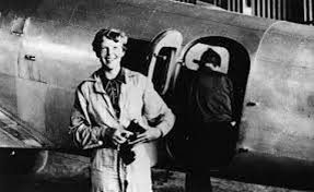 Amelia Earhart là nữ phi công lừng danh người Mỹ. Bà là người phụ nữ đầu tiên một mình bay xuyên qua Đại Tây Dương.