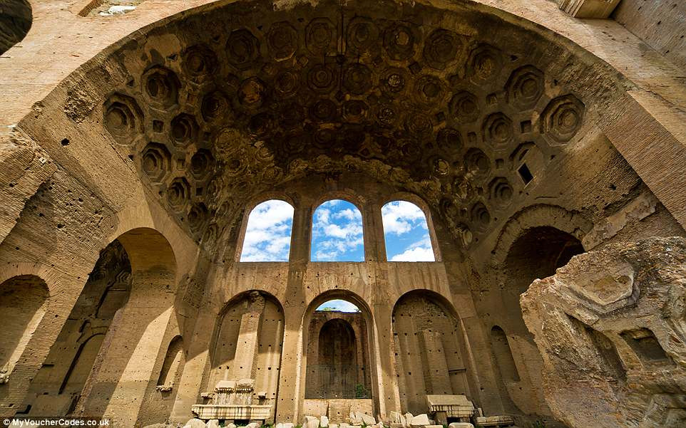Basilica of Maxentius ở Rome, Italy rộng 6.500 m2, được xây dựng ở vị trí quan trọng đối với giới cầm quyền La Mã và công chúng.