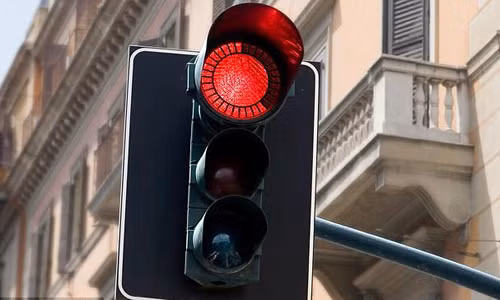 5. Theo một nghiên cứu, con người trung bình dành khoảng 6 tháng cuộc đời để chờ đèn đỏ chuyển sang màu xanh khi di chuyển trên đường.