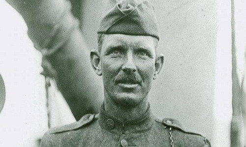 Sinh năm 1887, người lính huyền thoại Alvin York của Mỹ là người con thứ 3 trong tổng số 11 người con trong gia đình. Do hoàn cảnh gia đình khó khăn nên Alvin York chỉ đến trường 9 tháng rồi nghỉ học để phụ giúp gia đình.