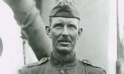 Sinh năm 1887, người lính huyền thoại Alvin York của Mỹ là người con thứ 3 trong tổng số 11 người con trong gia đình. Do hoàn cảnh gia đình khó khăn nên Alvin York chỉ đến trường 9 tháng rồi nghỉ học để phụ giúp gia đình.
