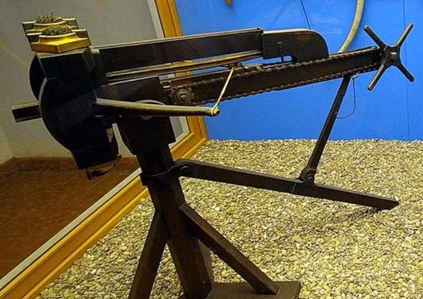 Tuy nhiên, những ưu điểm mà polybolos mang lại không thể phủ nhận vai trò quan trọng của vũ khí này trên chiến trường thời cổ đại. Mời độc giả xem video: Tái hiện trận chiến lịch sử của Napoleon (nguồn: VTC14)