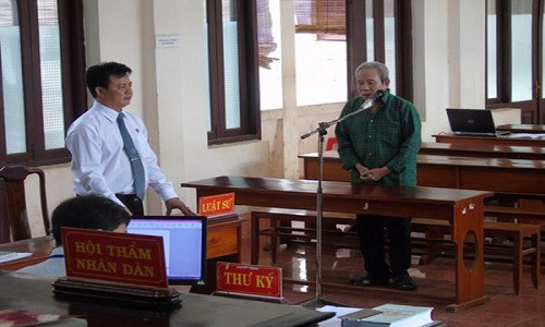 Bị cáo với mái tóc bạc đứng khúm núm tại phiên tòa