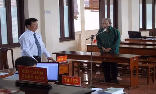 Bị cáo với mái tóc bạc đứng khúm núm tại phiên tòa