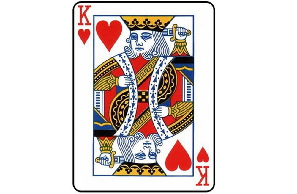 Trên quân K cơ, ông là vị vua duy nhất không có ria do người đục gỗ trên bảng khắc hình tượng của ông vô tình làm chiếc đục trượt qua môi khiến bộ ria của ông bị mất.