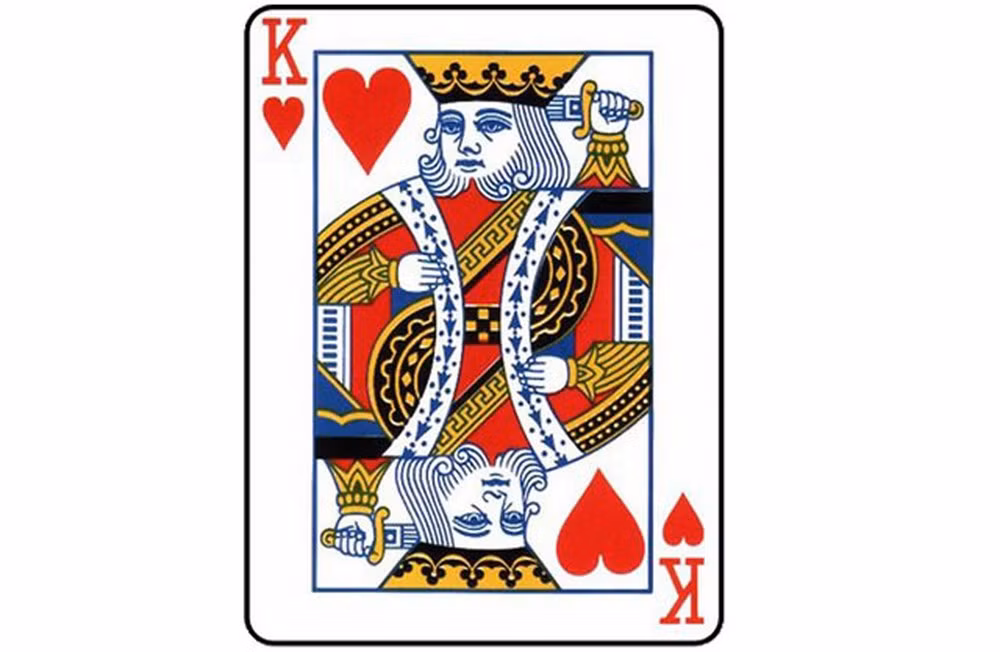 Trên quân K cơ, ông là vị vua duy nhất không có ria do người đục gỗ trên bảng khắc hình tượng của ông vô tình làm chiếc đục trượt qua môi khiến bộ ria của ông bị mất.