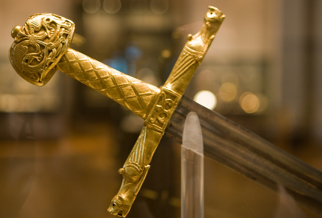 Thanh kiếm Joyeuse được miêu tả là hoàn hảo, chói sáng hơn cả ánh Mặt Trời và có thể làm mù mắt kẻ địch trong trận chiến. Thậm chí, người ta còn truyền tai nhau rằng, thanh kiếm Joyeuse có khả năng thay đổi màu sắc tới 30 lần/ngày. Người sử dụng thanh kiếm sẽ không bị ngộ độc.