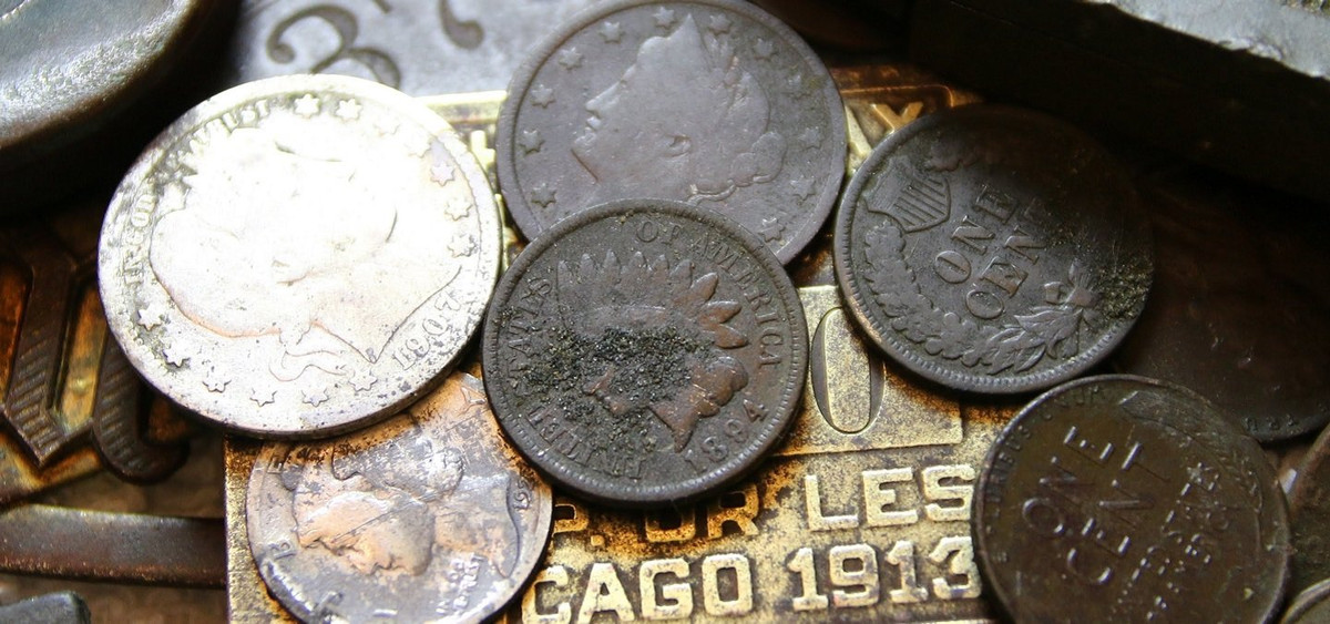 Vào năm 2006, bà Amanda Reece nhờ người tới sửa khu vệ sinh ở Cleveland (Mỹ). Khi đang tiến hành đập tường, người thợ sửa nhà vô tình phát hiện ra kho báu gồm hai chiếc hộp kim loại màu xanh nằm bên trong một bức tường.