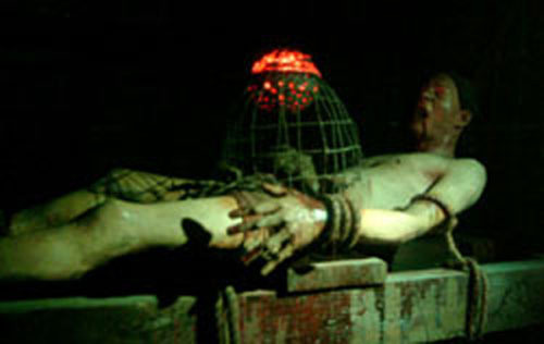 Kế đến, người hành hình sẽ nung nóng chiếc chụp và khiến lũ chuột hoảng sợ tìm lối thoát. Khi ấy, những con chuột sẽ gặm nhấm cơ thể của nạn nhân để tìm đường thoát.