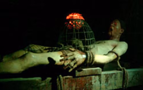 Kế đến, người hành hình sẽ nung nóng chiếc chụp và khiến lũ chuột hoảng sợ tìm lối thoát. Khi ấy, những con chuột sẽ gặm nhấm cơ thể của nạn nhân để tìm đường thoát.