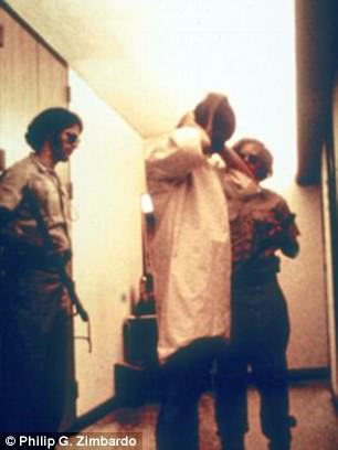 Theo đó, tên thật của tù nhân được thay bằng số tù và cắt tóc theo quy định nhà tù, chân bị cùm xích sắt. 3 tù nhân ở chung một buồng giam rộng 1,8 x 2,7m.