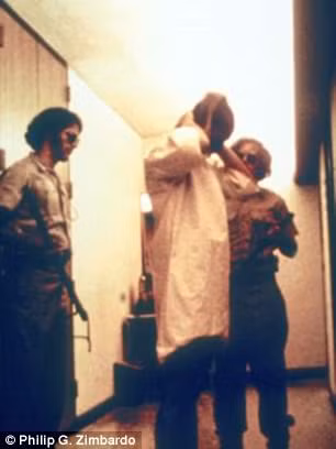 Theo đó, tên thật của tù nhân được thay bằng số tù và cắt tóc theo quy định nhà tù, chân bị cùm xích sắt. 3 tù nhân ở chung một buồng giam rộng 1,8 x 2,7m.