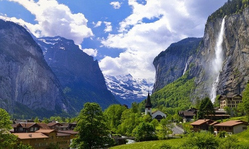 Mặc dù có diện tích khá nhỏ (chỉ rộng khoảng 1 km) nhưng thung lũng Lauterbrunnen lại có tới 72 thác nước lớn nhỏ. Trong số này, một số thác nước cao tới hàng trăm mét.