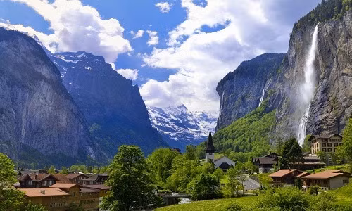 Mặc dù có diện tích khá nhỏ (chỉ rộng khoảng 1 km) nhưng thung lũng Lauterbrunnen lại có tới 72 thác nước lớn nhỏ. Trong số này, một số thác nước cao tới hàng trăm mét.