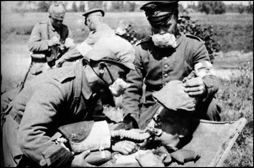 Sau khi Chiến tranh Thế giới thứ nhất kết thúc, các sử gia ước tính khoảng 90.000 người thiệt mạng trong tổng số hơn 1 triệu người nhiễm độc vì các cuộc tấn công bằng khí hóa học do hai phía tiến hành.