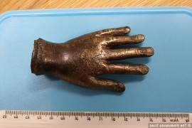 Bàn tay bằng đồng trên được chôn xuống dưới đất ngay sau khi kết thúc trận chiến của người La Mã trên lãnh thổ Anh.