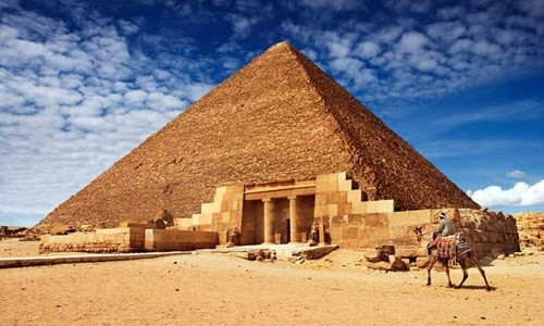 Bên trong kim tự tháp Giza gây chú ý khi không hề có bất cứ chữ tượng hình hay ký tự cổ nào. Đây cũng là kim tự tháp duy nhất có các mặt lõm.