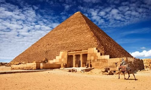 Bên trong kim tự tháp Giza gây chú ý khi không hề có bất cứ chữ tượng hình hay ký tự cổ nào. Đây cũng là kim tự tháp duy nhất có các mặt lõm.