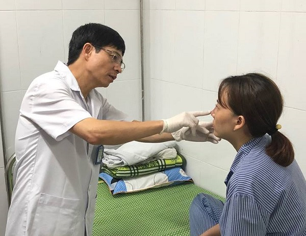 TS Kiêm thăm khám cho bệnh nhân. Ảnh: Quang Hà.