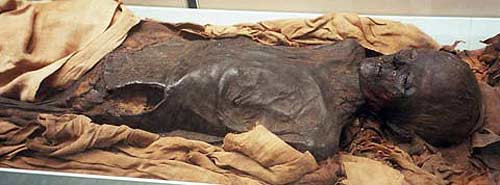 Theo các chuyên gia, những xác ướp "người muối" có thể là nạn nhân một vụ giết người hay là những người thợ mỏ gặp tai nạn trong quá trình khai thác muối tại các khu mỏ. Thi thể của họ bị chôn vùi trong muối nên trở thành những xác ướp tự nhiên.