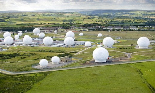 Menwith Hill được miêu tả là căn cứ do thám lớn nhất thế giới. Địa điểm nổi tiếng này gây chú ý với 33 quả cầu trắng khổng lồ chứa các đĩa vệ tinh.