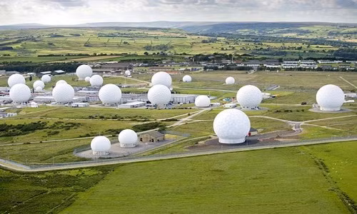 Menwith Hill được miêu tả là căn cứ do thám lớn nhất thế giới. Địa điểm nổi tiếng này gây chú ý với 33 quả cầu trắng khổng lồ chứa các đĩa vệ tinh.