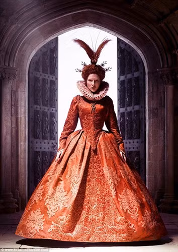 Một số tài liệu còn miêu tả Nữ hoàng Elizabeth I là một phụ nữ rất xinh đẹp với gương mặt diễm lệ, mái tóc vàng óng rạng rỡ và ngoại hình làm say đắm lòng người.