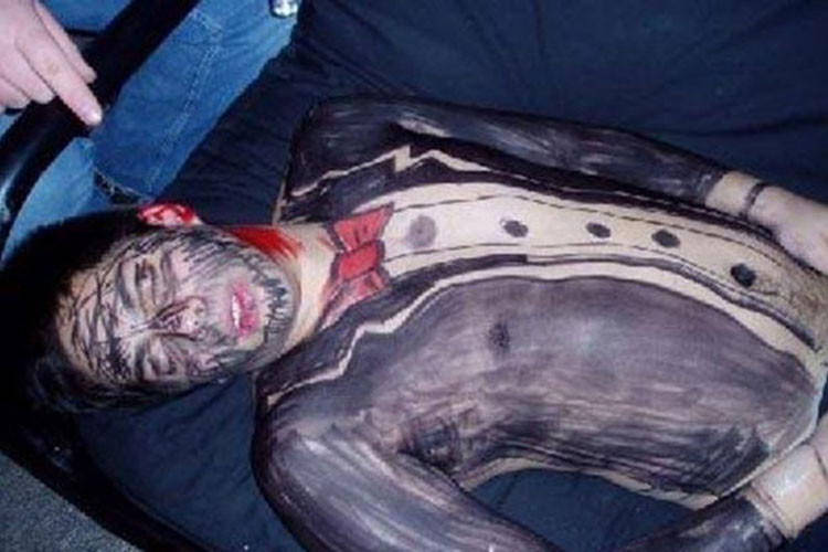 Đã qua rồi cái thời chị em chỉ biết lặng lẽ phục tùng những anh chồng say xỉn. Các bà vợ hiện đại nghĩ ra đủ trò để trừng trị ông chồng say một cách "có tâm" nhất. Một trong số đó là chiêu make up, khiến phái mạnh phải khóc thét sau khi tỉnh rượu. Anh mặc thêm "áo", để chụp ảnh cho đẹp nhé.