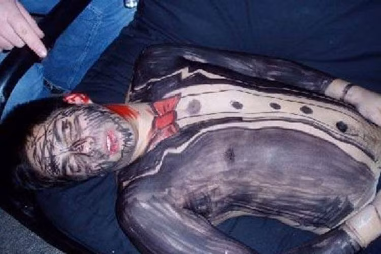 Đã qua rồi cái thời chị em chỉ biết lặng lẽ phục tùng những anh chồng say xỉn. Các bà vợ hiện đại nghĩ ra đủ trò để trừng trị ông chồng say một cách "có tâm" nhất. Một trong số đó là chiêu make up, khiến phái mạnh phải khóc thét sau khi tỉnh rượu. Anh mặc thêm "áo", để chụp ảnh cho đẹp nhé.