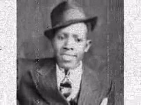 Tại đây, Johnson gặp quỷ dữ. Ma quỷ đã lấy cây đàn của Johnson và bắt đầu chơi nhạc.