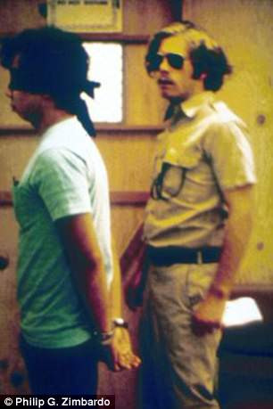 Khi một mục sư tới thăm nhà tù, các tù nhân không nói tên của mình mà thay vào đó là số tù ghi trước ngực và sau lưng.