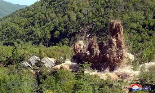 Hình ảnh các vụ nổ trong quá trình dỡ bỏ bãi thử hạt nhân Punggye-ri ở tỉnh Bắc Hamgyong ngày 24/5. (Nguồn: YONHAP/TTXVN)